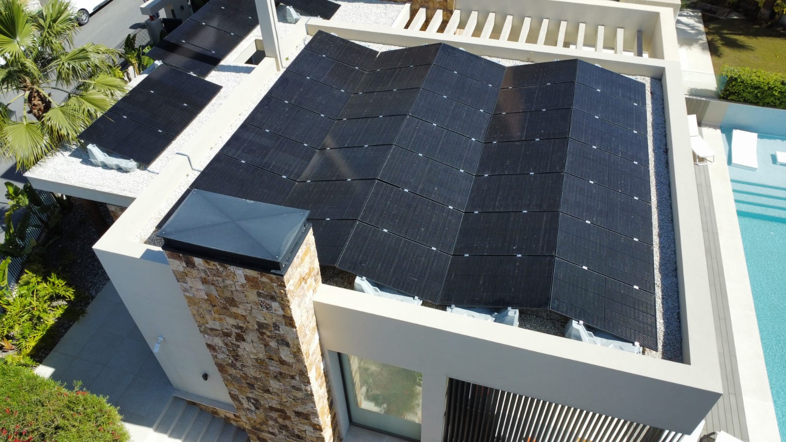 Vista aérea instalación paneles solares Marbella